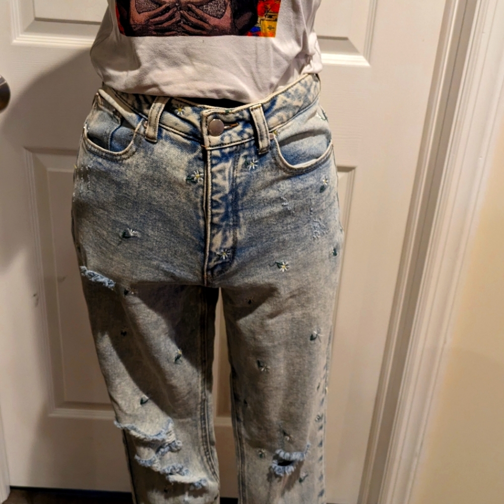 Distress jeans with flowers embroidered